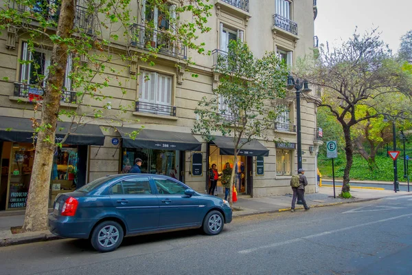 SANTIAGO, CHILE - 14 DE SEPTIEMBRE DE 2018: Vista exterior de los coches estacionados a un lado de la calle en el centro de la ciudad de Santiago — Foto de Stock