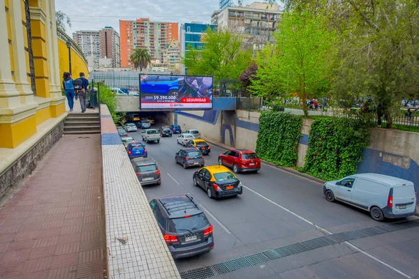 SANTIAGO, CHILE - 14 DE SEPTIEMBRE DE 2018: Vista superior de automóviles en el tráfico ubicado en las calles de Santiago de Chile —  Fotos de Stock