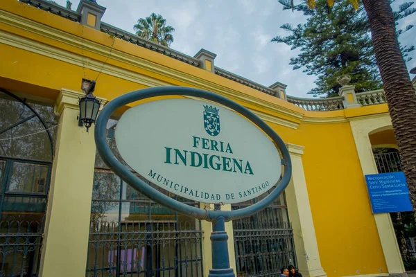 SANTIAGO, CHILE - 14 DE SEPTIEMBRE DE 2018: Primer plano del enfoque selectivo de signo informativo de feria indigena en el centro de Santiago —  Fotos de Stock