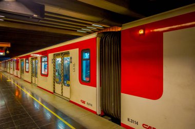Santiago, Şili - 14 Eylül 2018: Estacion Alameda, Merkez İstasyonu'na içinde raylar bulanık metro kapalı görünümünü. 1885 yılında açıldı, kentin tek demiryolu İstasyonu artık