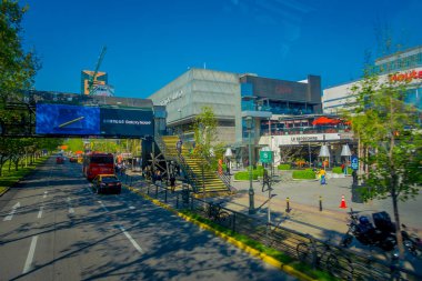 Santiago, Şili - 16 Ekim 2018: Açık finans bölgesine horiznt ve Şili'nin Santiago şehir sokak görünümünü