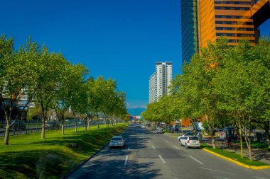 Santiago, Şili - 16 Ekim 2018: Açık finans bölgesine horiznt ve Şili'nin Santiago şehir sokak görünümünü