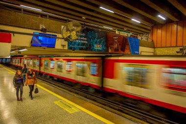 Santiago, Şili - 14 Eylül 2018: Hall in Estacion Alameda adlı, Merkez İstasyonu'na yürüme insan kalabalığı. 1885 yılında açıldı, kentin tek demiryolu İstasyonu artık