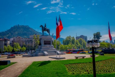 Santiago De Chile, Şili - 16 Ekim 2018: Merkezi Santiago, Şili'nin Plaza Baquedano. Büyük oval şeklinde monte at üstünde bir adam heykeli ile açık alan