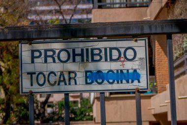 Santiago, Şili - 13 Eylül 2018: Santiago, Şili, bölgede güneşli bir günde honking üzerinden açık bilgilendirici iz görünümünü yasaktır.