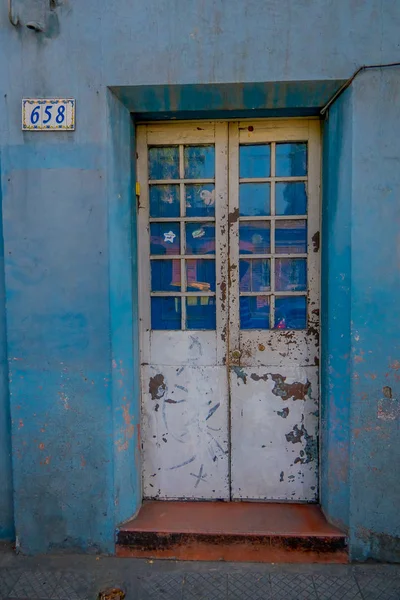 SANTIAGO, CHILE - 13 DE SEPTIEMBRE DE 2018: Vista exterior de puerta metálica blanca ubicada en el Barrio Yungay de Santiago, capital de Chile — Foto de Stock