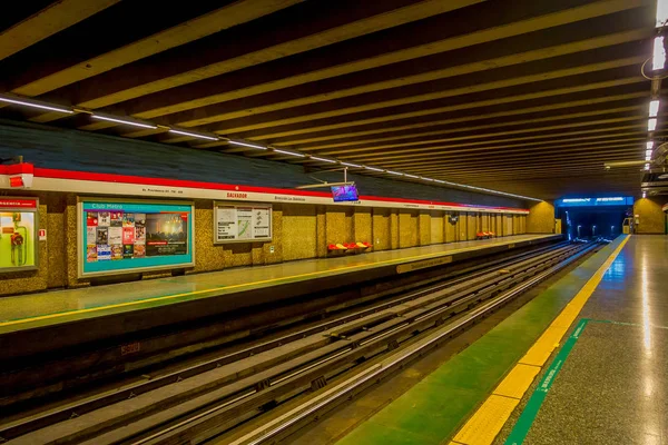 Santiago, Chili -, 14 September 2018: Niet-geïdentificeerde mensen binnenkant van elektrische trein op het centraal station in Santiago, Chili — Stockfoto