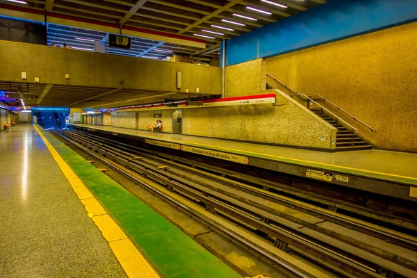 Santiago, Chili -, 14 September 2018: Niet-geïdentificeerde mensen binnenkant van elektrische trein op het centraal station in Santiago, Chili — Stockfoto