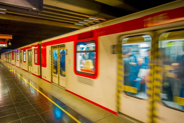 SANTIAGO, CHILE - SETEMBRO 14, 2018: Vista interior do metrô borrado nos trilhos dentro do Estacion Alameda, estação central. Inaugurado em 1885, agora é a única estação ferroviária citys — Fotografia de Stock
