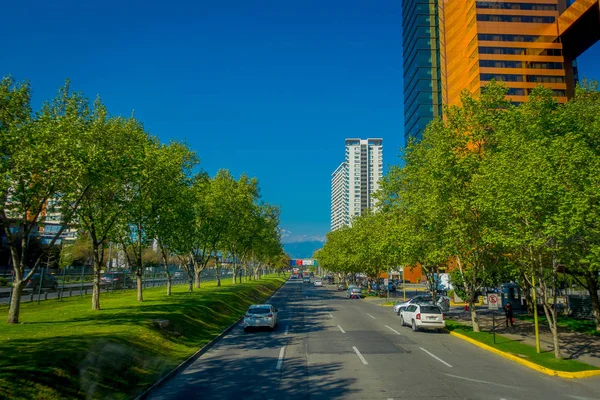 SANTIAGO, CHILI - 16 OCTOBRE 2018 : Vue extérieure du quartier financier à l'horizontale et rue de la ville de Santiago du Chili — Photo