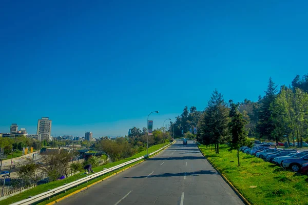 Santiago, Chile - zm. 16 października 2018: Widok zewnątrz samochodów w trafict na ulicach miasta Santiago w Chile — Zdjęcie stockowe