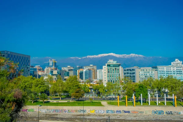 SANTIAGO, CHILE - OUTUBRO 16, 2018: Vista ao ar livre do distrito financeiro na horizontal na cidade de Santiago do Chile — Fotografia de Stock