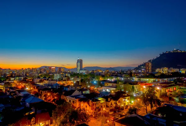 Hermosa vista del paisaje urbano de Santiago de Chile al atardecer — Foto de Stock