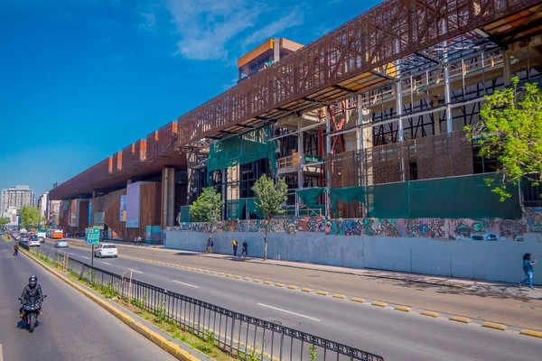 SANTIAGO, CHILE - OUTUBRO 16, 2018: Vista ao ar livre da construção do edifício metálico em homenagem a Gabriela Mistral em Santiago, Chile, o poeta ganhou o Prêmio Nobel de Literatura em 1945 — Fotografia de Stock