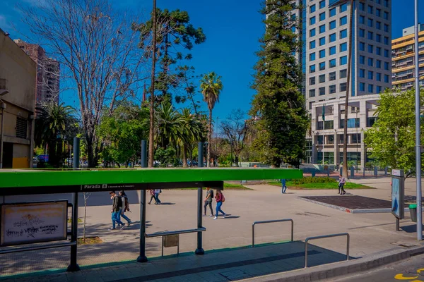 SANTIAGO, CHILE - OUTUBRO 16, 2018: Vista ao ar livre da estação de ônibus verde localizada na cidade de Santiago do Chile — Fotografia de Stock