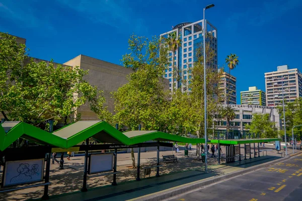 SANTIAGO, CHILE - 16 DE OCTUBRE DE 2018: Vista exterior de la estación de autobuses verdes ubicada en la ciudad de Santiago de Chile —  Fotos de Stock