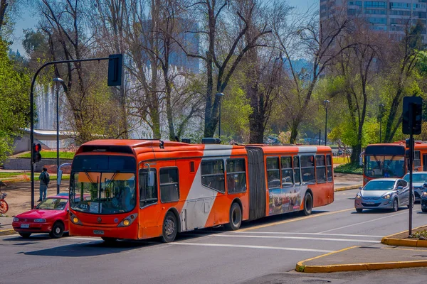 SANTIAGO, CHILE - OUTUBRO 16, 2018: Vista ao ar livre do moderno ônibus vermelho circulatig nas ruas da cidade de Santiago do Chile — Fotografia de Stock