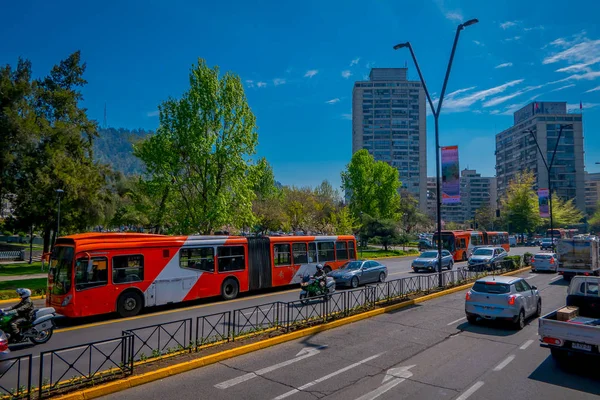 智利圣地亚哥-2018年10月16日: 智利圣地亚哥市街道上的现代红色巴士流通的户外景观 — 图库照片