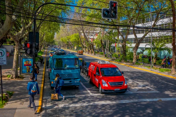 SANTIAGO, CHILE - 13 DE SEPTIEMBRE DE 2018: Sobre la vista de autos en la calle bajo una calle ecológica rodeada de plantas durante un hermoso día soleado en Santiago —  Fotos de Stock