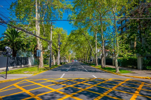 Santiago, chile - 13. september 2018: aussenansicht der straße unter einem ökologischen platz umgeben von pflanzen während eines wunderschönen sonnigen tages in santiago — Stockfoto