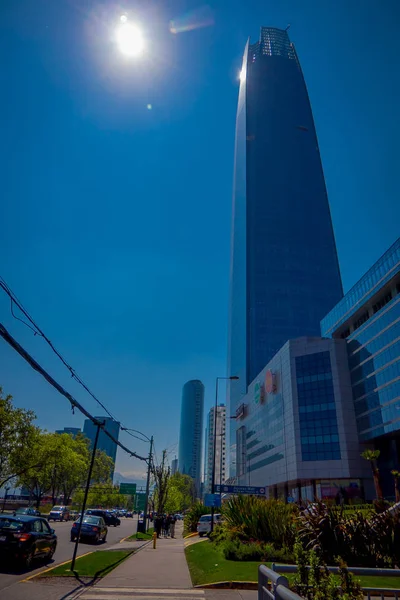 SANTIAGO, CHILE - SETEMBRO 13, 2018: Edifício bonito de Gran Torre Santiago, Sky Costanera alto e grandioso contra um lindo céu azul com um brilho solar no fundo — Fotografia de Stock