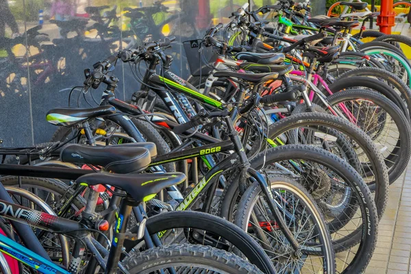 SANTIAGO, CHILE - 13 DE SEPTIEMBRE DE 2018: Vista exterior de bicicletas estacionadas en fila en la calle forman un atractivo grupo simétrico o patrón —  Fotos de Stock