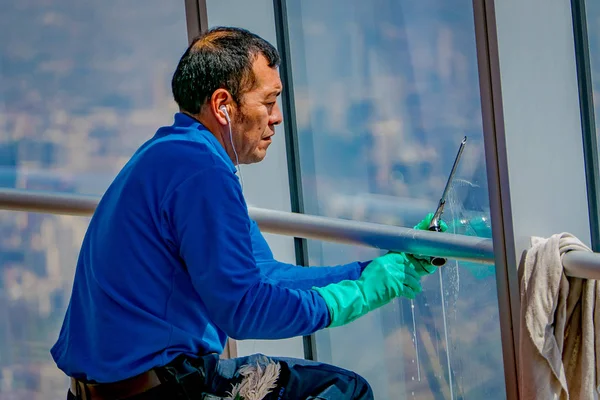 SANTIAGO, CHILE - 13 DE SEPTIEMBRE DE 2018: Vista exterior del hombre no identificado limpiando el espejo del Skyline de Santiago de Chile nuevo y moderno centro de negocios —  Fotos de Stock