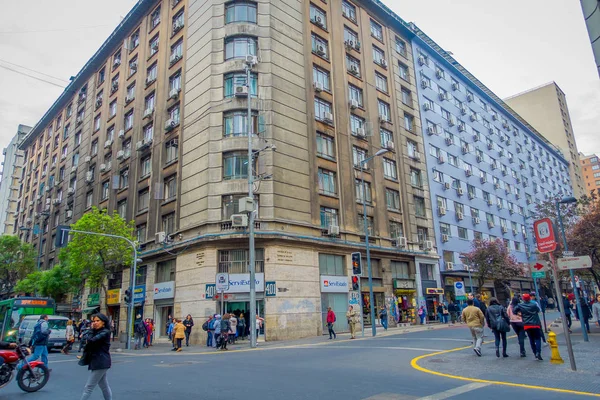 SANTIAGO, CHILE, OUTUBRO 09, 2018: Vista ao ar livre de pessoas não identificadas andando nas ruas de Santiago do Chile — Fotografia de Stock