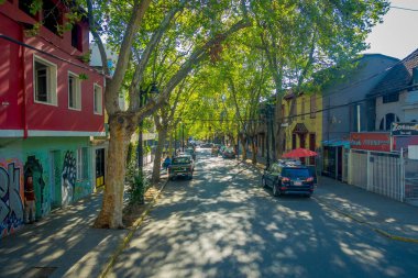 Santiago, Şili - 13 Eylül 2018: Chile Santiago muhteşem güzel bir güneşli gün sırasında caddenin bir ekolojik alanı altında bir yana, üst üste Park bazı arabalar