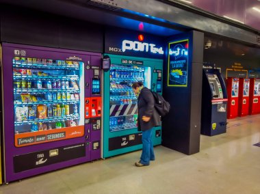 Santiago, Şili - 09 Ekim 2018: Kimliği belirsiz kişinin önünde bir para makinesi suyu ve İsveç İstasyonu satır 6 Santiago Metro istasyonunda bulunan aperatifler