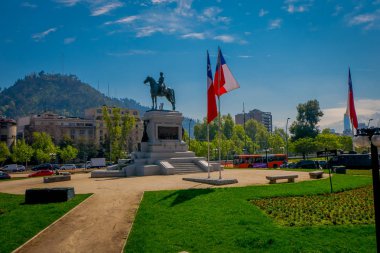 Santiago De Chile, Şili - 16 Ekim 2018: Merkezi Santiago, Şili'nin Plaza Baquedano. Büyük oval şeklinde monte at üstünde bir adam heykeli ile açık alan