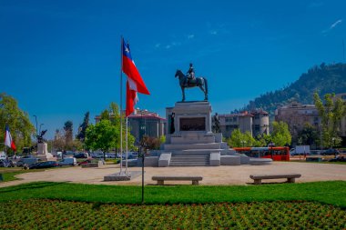 Santiago De Chile, Şili - 16 Ekim 2018: Merkezi Santiago, Şili'nin Plaza Baquedano. Büyük oval şeklinde monte at üstünde bir adam heykeli ile açık alan