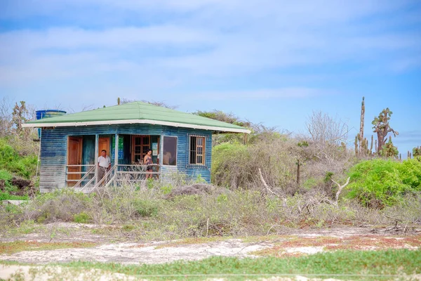 GALAPAGOS, ÉQUATEUR - 11 NOVEMBRE 2018 : Vue extérieure de la cabane en bois pour une enquête située dans les îles Galapagos entourant la végétation naturelle — Photo