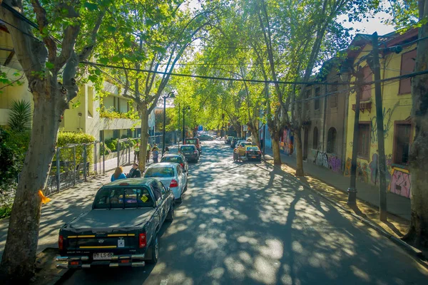 SANTIAGO, CHILE - 13 DE SEPTIEMBRE DE 2018: Algunos autos estacionados en fila a un lado de la calle bajo una zona ecológica durante un hermoso día soleado en Santiago de Chile —  Fotos de Stock