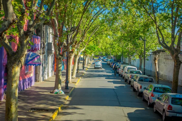 Santiago, chile - 13. september 2018: aussenansicht von autos, die auf einer straßenseite in santiago von chile geparkt sind, in der nähe einiger grüner bäume — Stockfoto