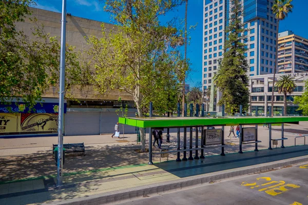 SANTIAGO, CHILE - 16 DE OCTUBRE DE 2018: Vista exterior de la estación de autobuses verdes ubicada en la ciudad de Santiago de Chile —  Fotos de Stock