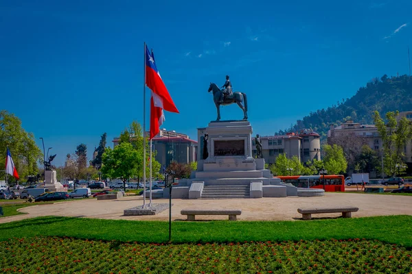 Santiago De Chile, Chile - október 16, 2018: Plaza Baquedano közepén Santiago, Chile. Nagy ovális alakú nyílt területen egy férfi szerelt egy ló szobra — Stock Fotó