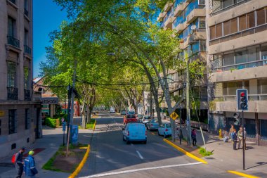 Santiago De Chile, Şili - 16 Ekim 2018: Açık görüş sırasında güzel bir güneşli gün Şili circulatin of Santiago şehir sokaklarında araçların