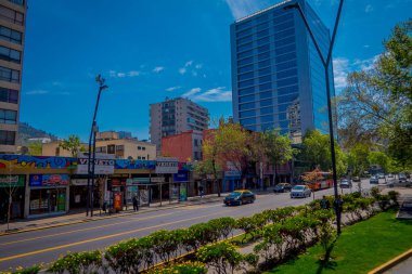 Santiago De Chile, Şili - 16 Ekim 2018: Arabalar sokaklarda Chile Santiago şehir içinde güzel bir güneşli gün içinde dolaşan