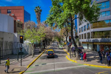 Santiago De Chile, Şili - 16 Ekim 2018: Arabalar sokaklarda Chile Santiago şehir içinde güzel bir güneşli gün içinde dolaşan