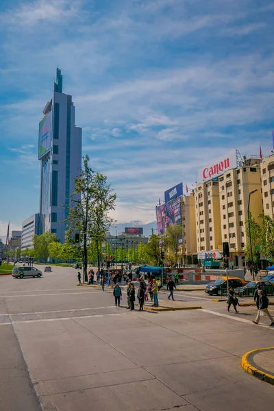 Santiago De Chile, Chile - zm. 16 października 2018: Niezidentyfikowanych ludzi chodzących na ulicach Santiago w Chile blisko jedna z ogromnym budynku w horizont — Zdjęcie stockowe