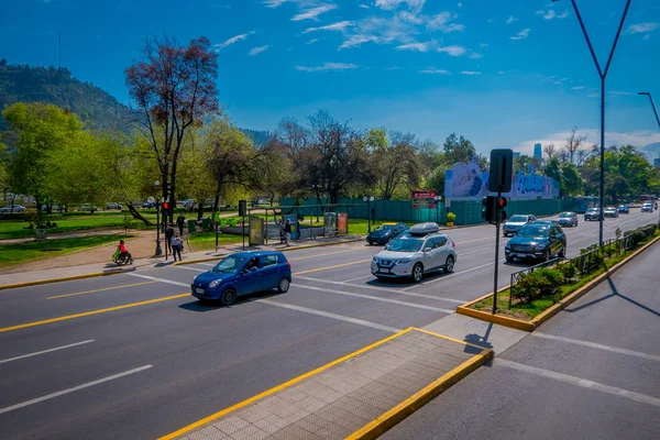 SANTIAGO DE CHILE, CHILE - 16 DE OCTUBRE DE 2018: Vista exterior de coches en las calles de la ciudad de Santiago de Chile circulando durante un magnífico día soleado —  Fotos de Stock