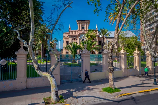 SANTIAGO DE CHILE, CHILE - 16 DE OCTUBRE DE 2018: Vista al aire libre de personas caminando por la acera de un barrio ubicado en la ciudad de Santiago de Chile en un magnífico día soleado — Foto de Stock