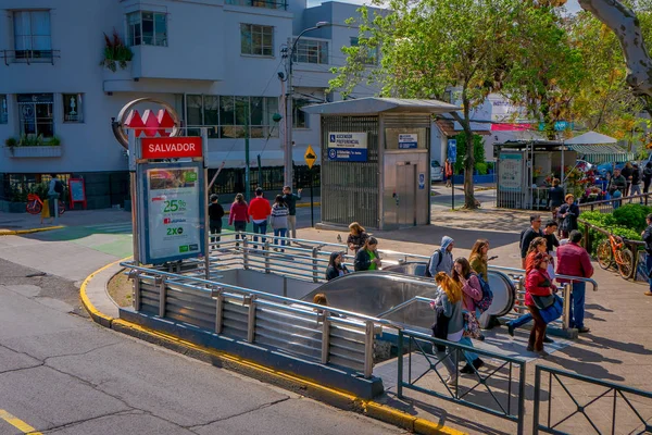 SANTIAGO DE CHILE, CHILE - 16 DE OCTUBRE DE 2018: Vista al aire libre de las personas que utilizan las escaleras después de utilizar la estación de metro ubicada en la ciudad de Santiago de Chile en un hermoso día soleado —  Fotos de Stock