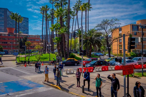 SANTIAGO DE CHILE, CHILE - 16 DE OCTUBRE DE 2018: Personas no identificadas utilizando el cruce peatonal en la ciudad de Santiago de Chile —  Fotos de Stock