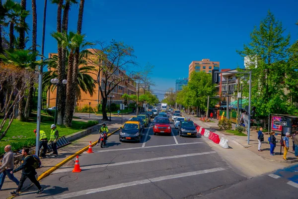 Santiago de chile, chile - 16. Oktober 2018: Unbekannte benutzen den Fußgängerüberweg in der Stadt santiago de chile — Stockfoto