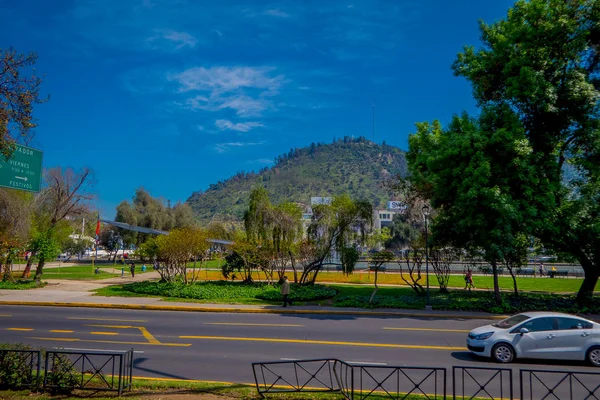 SANTIAGO DE CHILE, CHILE - 16 DE OCTUBRE DE 2018: Coches en las calles que circulan en la ciudad de Santiago de Chile en un hermoso día soleado — Foto de Stock