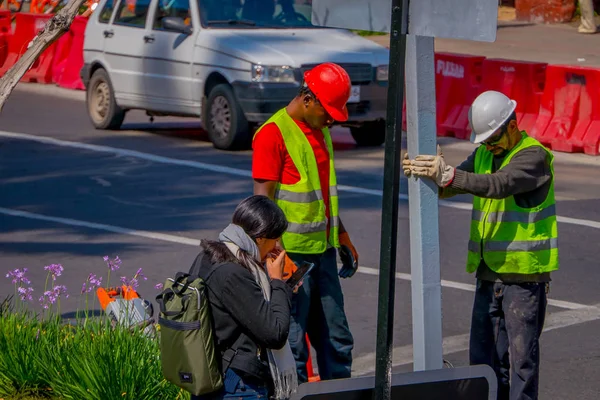 Santiago de chile, Chile - 16. Oktober 2018: Außenansicht eines Arbeiters, der ein informatives Signal in den Straßen von santiago, Chile, repariert — Stockfoto