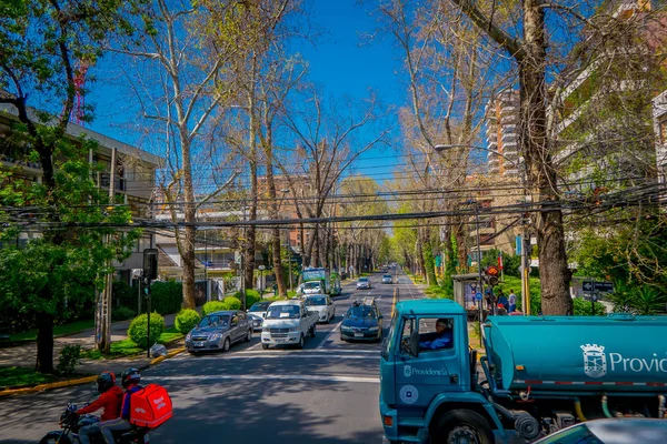 SANTIAGO, CHILE - 13 DE SEPTIEMBRE DE 2018: Vista exterior de autos en la calle rodeados de plantas durante hermoso día soleado en Santiago de Chile —  Fotos de Stock