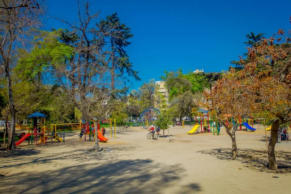 SANTIAGO, CHILE - 17 DE SEPTIEMBRE DE 2018: Imagen borrosa no identificada de personas caminando en el parque arenoso del Parque Forestal ubicado en Santiago, capital de Chile —  Fotos de Stock